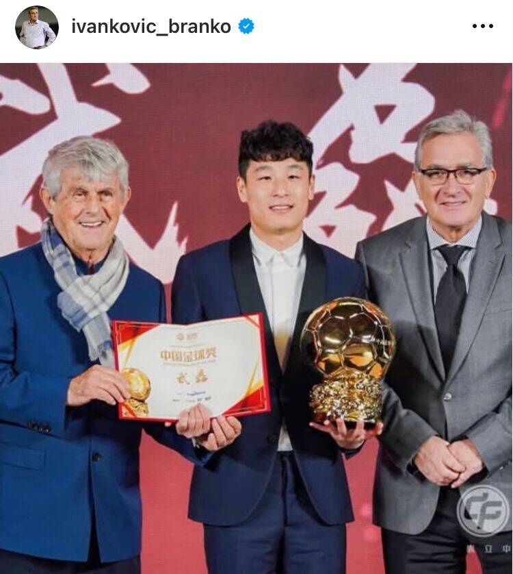  出席中國金球獎頒獎儀式，伊萬曬與武磊、米盧同框照片