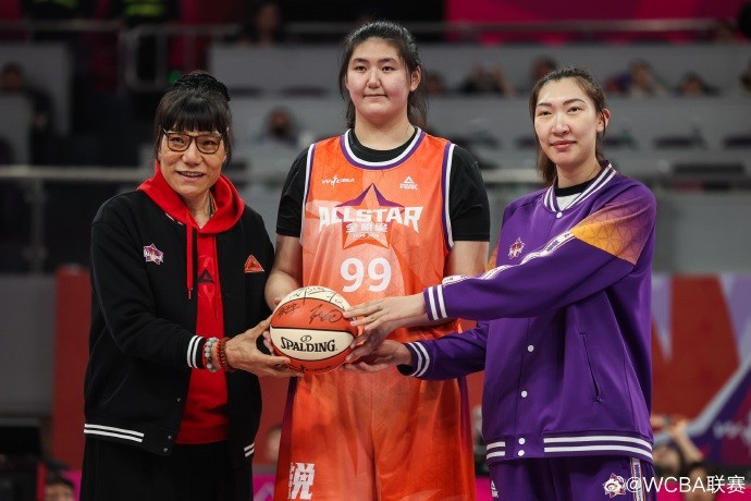  一代代中國女籃長城的傳承！鄭海霞、韓旭、張子宇大合照