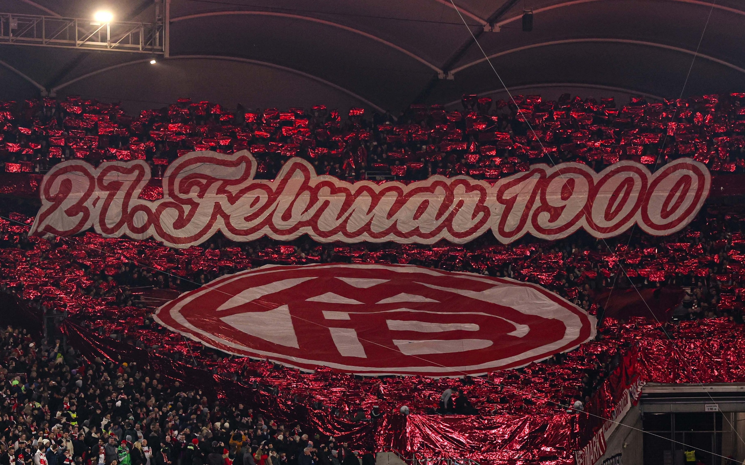  拜仁球迷在看臺(tái)展示TIFO，慶祝俱樂部成立125周年