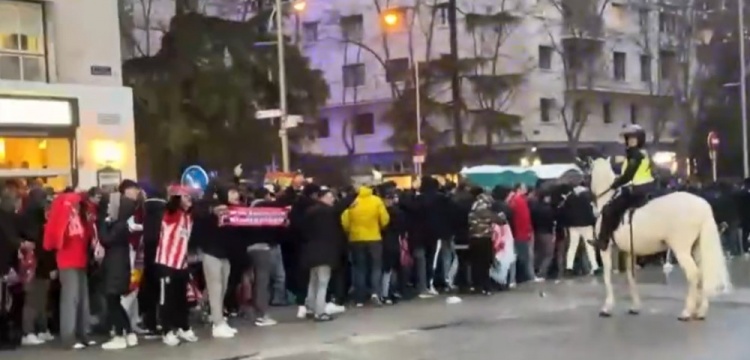  馬競球迷進入伯納烏時向人群投擲雜物，導致安保對其進行脫鞋檢查