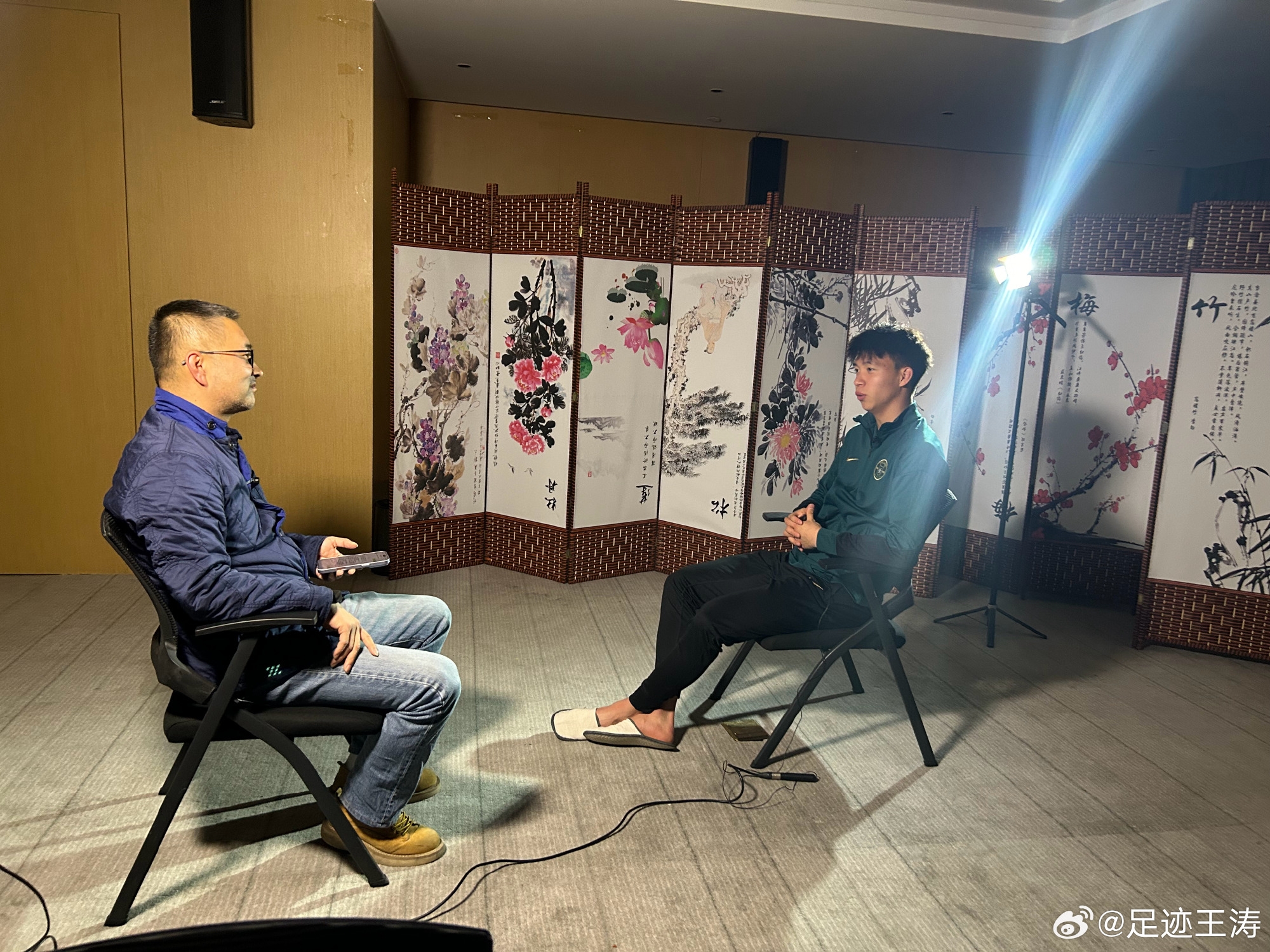  記者：王鈺棟視韋世豪為偶像&想加他微信，現(xiàn)進(jìn)了國(guó)足不知加到?jīng)]
