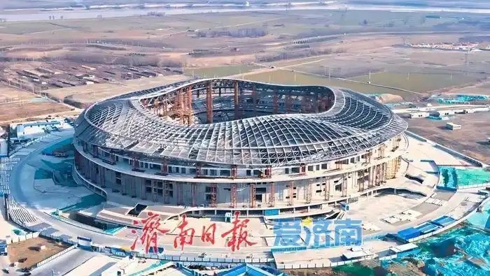  魯媒：戴上1.6萬噸“鋼鐵巨冠”，黃河體育中心球場完成屋蓋施工