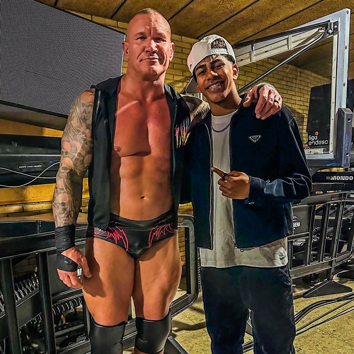  小心RKO！亞馬爾現(xiàn)場觀戰(zhàn)WWE，和奧爾頓、Triple H等合影