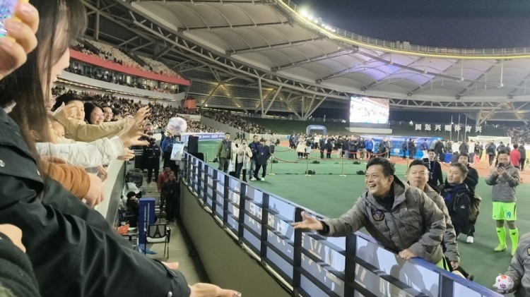  中國香港明星足球隊40載巡回賽樂山站，1-2不敵海浪明星足球隊
