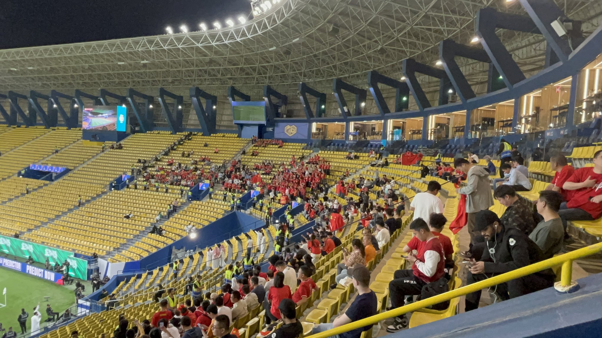  球票已售罄！中國球迷已經(jīng)入場，坐在球場上層沙特球迷區(qū)上方