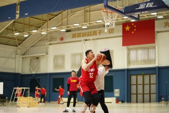  中國(guó)籃球之隊(duì)官博：大塊頭 大能量 祝李炎哲25歲生日快樂！