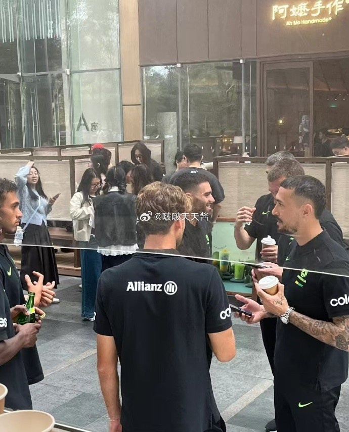  松弛感拉滿！澳大利亞隊員在杭州街頭喝奶茶