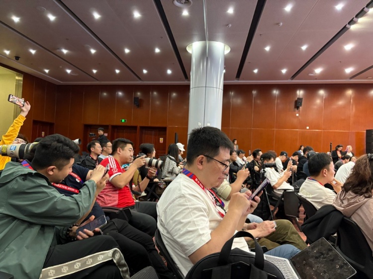  萬眾矚目！記者擠滿國足賽前新聞發(fā)布廳，賽場記者預(yù)計超300人