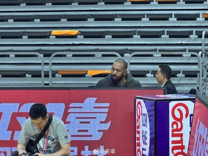  今晚不打？廣東主場迎戰(zhàn)廣廈 吉倫沃特一身便裝現(xiàn)身球館
