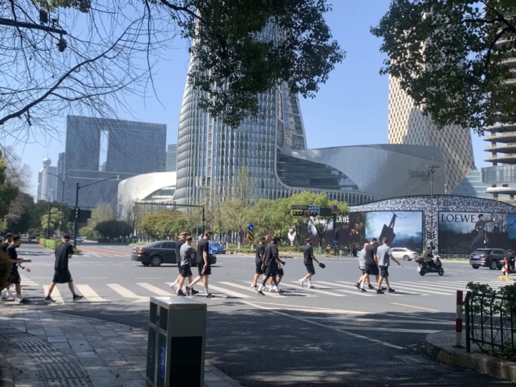  心態(tài)放松，有網(wǎng)友拍到澳大利亞隊(duì)早上在萬象城citywalk