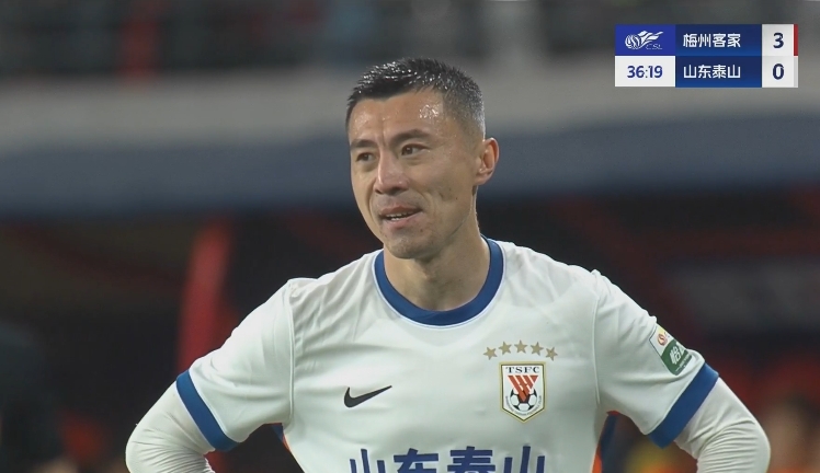  34分鐘0-3落后！36歲鄭錚苦笑36歲大雷沮喪 替補席黃政宇神態(tài)輕松