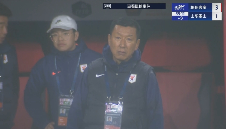  半場1-3落后遞補隊！場邊的崔康熙表情焦急
