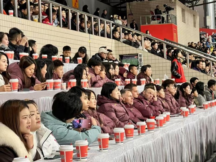  北青體育：中國女足現(xiàn)身中甲賽場，觀看重慶銅梁龍vs遼寧鐵人