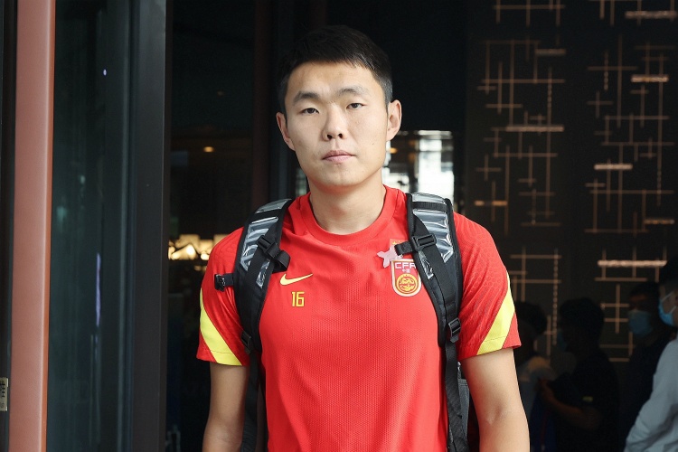  媒體人：國足征召5名邊后衛(wèi)真的有必要嗎？中場堆積眾多8號位
