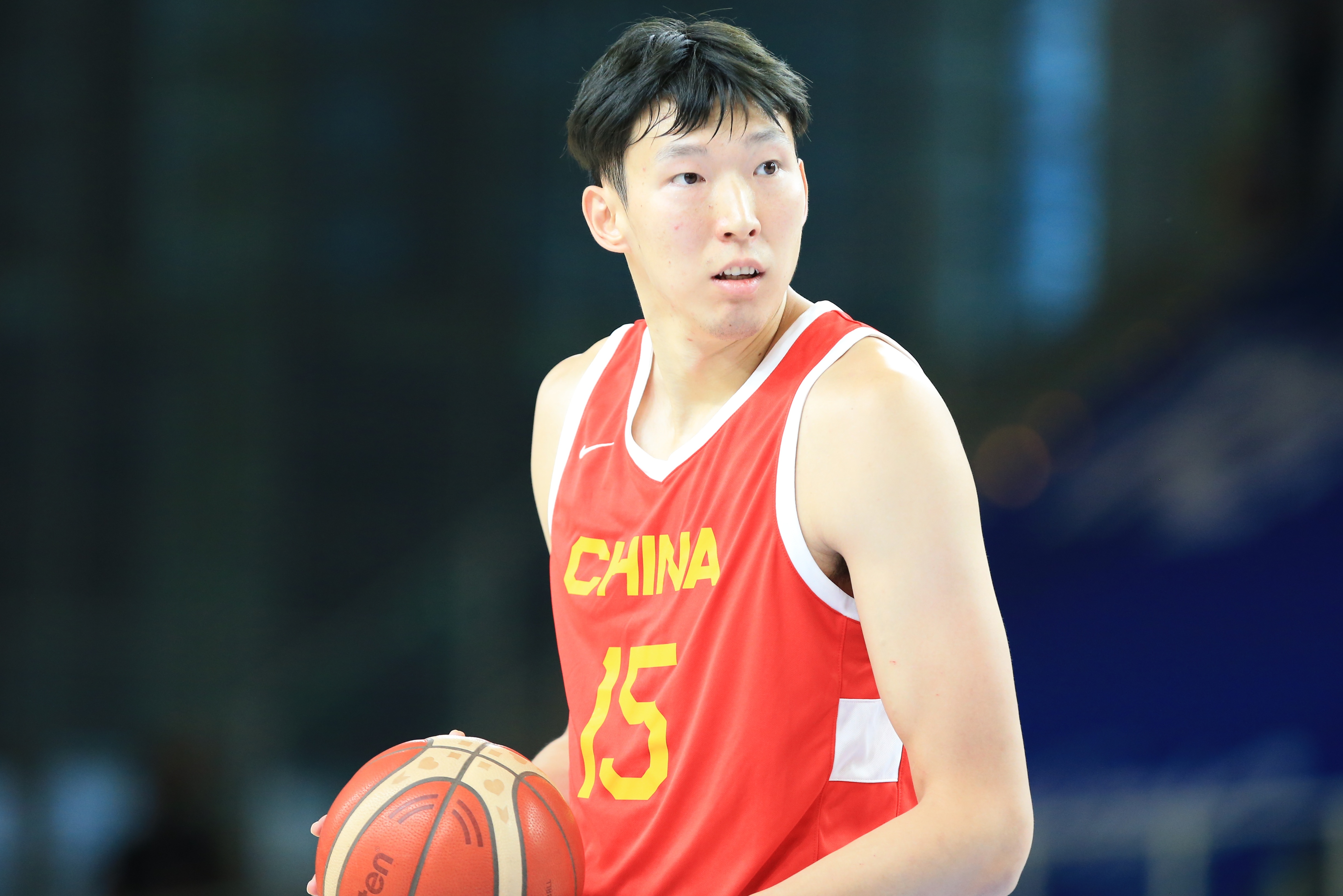 打得不錯(cuò)！周琦攻防建樹 半場4投2中得到5分3板1斷1帽0失誤