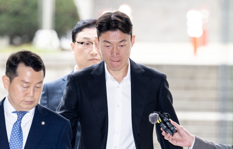  韓媒：庭審現(xiàn)場黃義助始終低頭雙手合十，判決后不停致歉