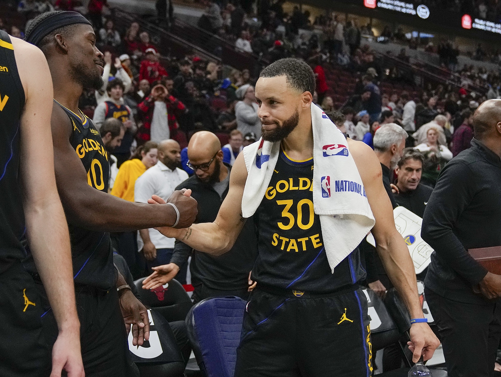  科爾：庫(kù)里和巴特勒之間配合得很好 巴特勒攻防俱佳