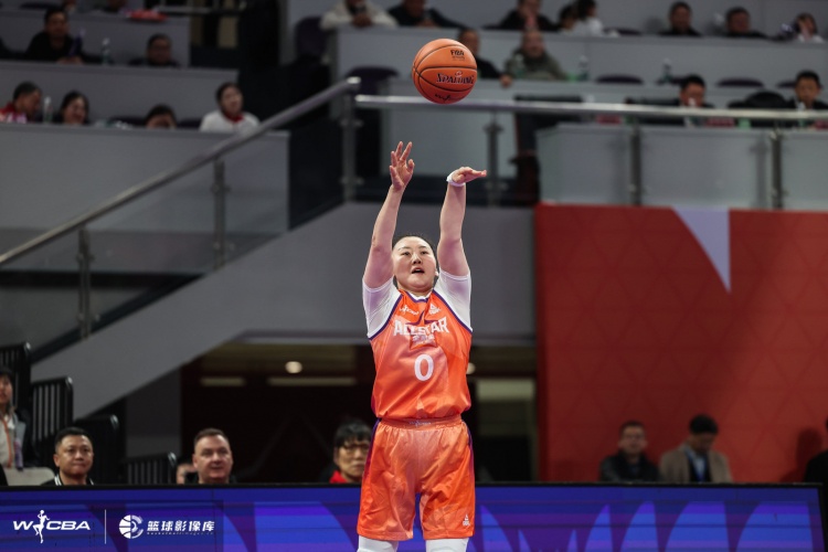  表現(xiàn)可以！武桐桐15分鐘10中6拿到15分3板9助